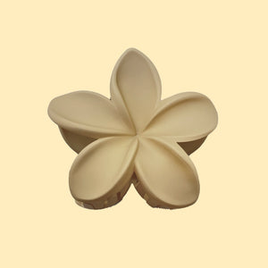 Frangipani Floral Hair Clips - www.thelineahome.nl - Kawaii Accessories - Cream Caramel